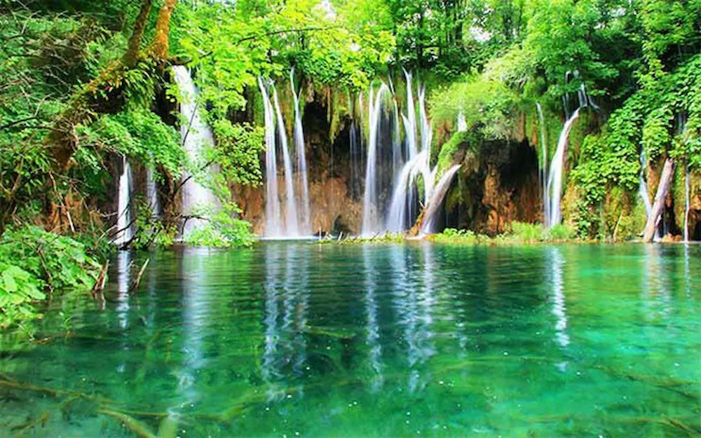 آبشار هفت چشمه یکی از جاذبه های طبیعی کرج