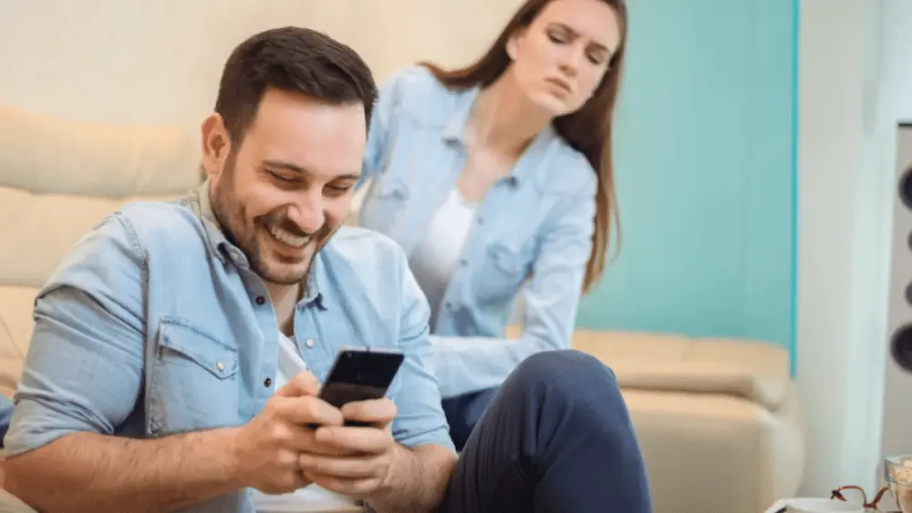 بی اعتمادی از عوارض حسادت بیش از حد