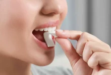 آیا جویدن آدامس به دندان ها آسیب می‌زند یا مفید است؟