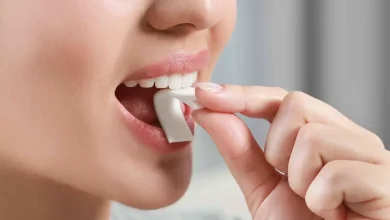 آیا جویدن آدامس به دندان ها آسیب می‌زند یا مفید است؟