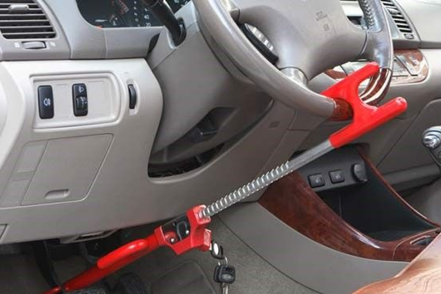 جدال دو محافظ قدیمی کدام یک سارق را کلافه میکند