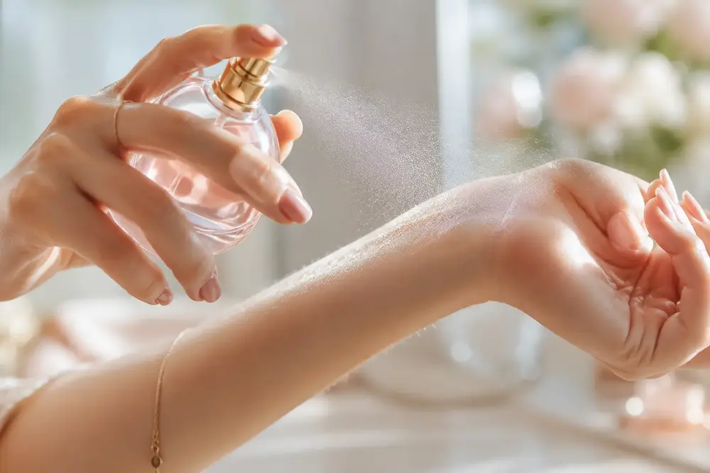 عطر می‌زنید اما بوی آن زود می‌پرد؟ این 5 اشتباه ماندگاری ادکلن شما را نابود می‌کنند!