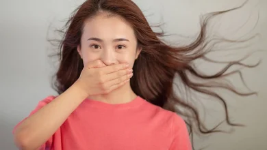 علت بوی بد دهان چیست؟ ۱۰ دلیل و راه‌های درمان